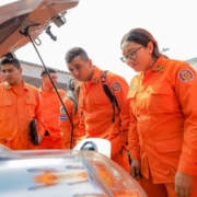 Bomberos de El Salvador durante el curso sobre incidentes con vehículos eléctricos. / Foto: Cuerpo de Bomberos de El Salvador