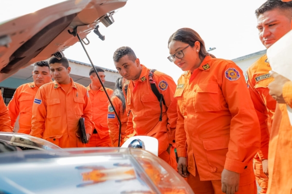 Bomberos de El Salvador durante el curso sobre incidentes con vehículos eléctricos. / Foto: Cuerpo de Bomberos de El Salvador