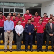 Instructores de la Escuela de Bomberos de la Ciudad de Guatemana durante el curso sobre accidentes con vehículos eléctricos. / AMEGUA