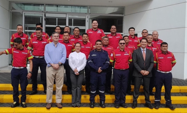 Instructores de la Escuela de Bomberos de la Ciudad de Guatemana durante el curso sobre accidentes con vehículos eléctricos. / AMEGUA